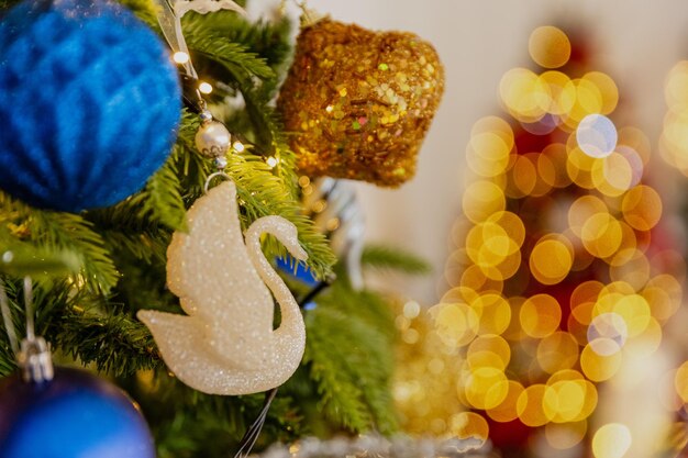 Juguetes de Navidad de primer plano en el árbol