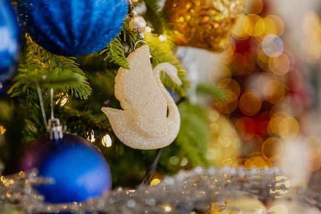 Juguetes de Navidad de primer plano en el árbol