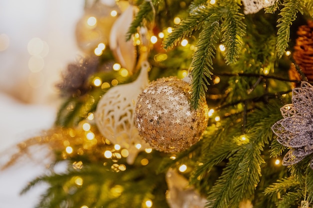 Juguetes de Navidad de primer plano en el árbol