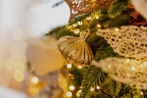 Juguetes de Navidad de primer plano en el árbol