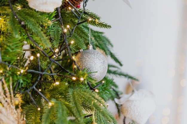 Juguetes de Navidad de primer plano en el árbol