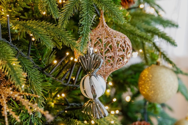 Juguetes de Navidad de primer plano en el árbol