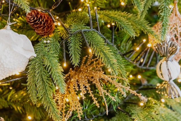 Foto juguetes de navidad de primer plano en el árbol