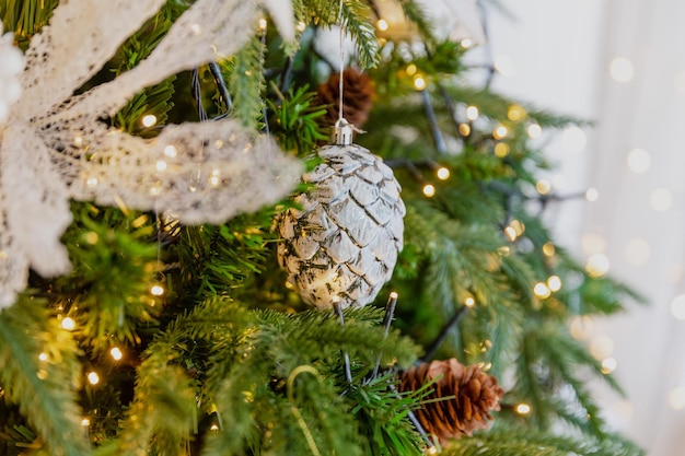Juguetes de Navidad de primer plano en el árbol