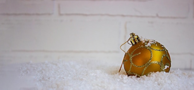 Juguetes de Navidad sobre un fondo claro en la nieve artificial