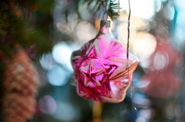 Juguetes de la Navidad del vintage en un árbol festivo.