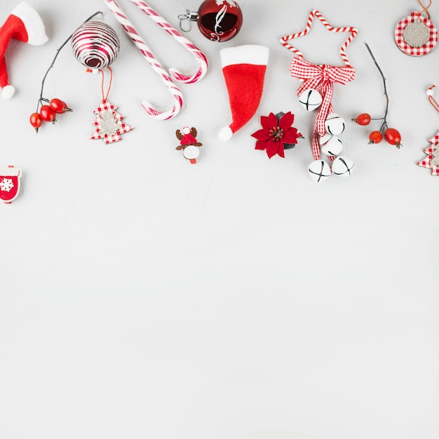 Juguetes navideños con bastones de caramelo en mesa.