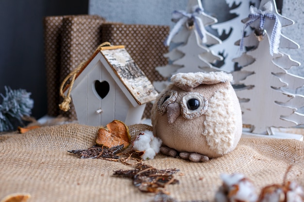 Juguetes navideños colgando en el árbol hermosa decoración navideña