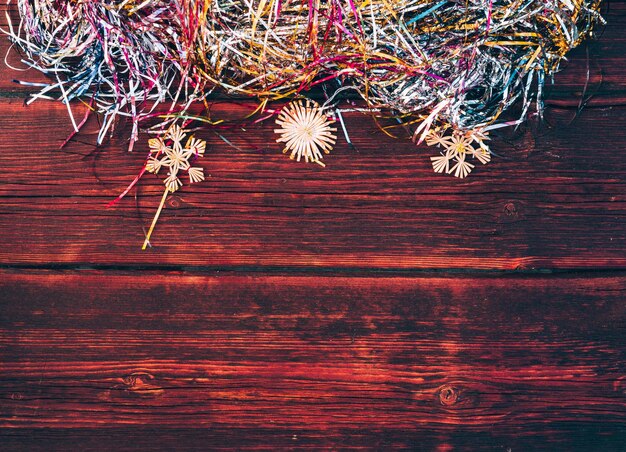 Juguetes navideños en una mesa de madera marrón Adornos navideños oropel de colores brillantes