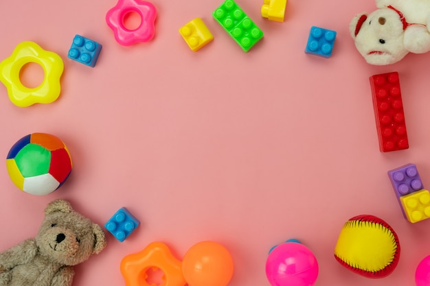 Foto los juguetes del niño de la decoración de la opinión de sobremesa para desarrollan concepto del fondo.