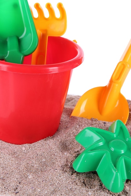 Juguetes para niños en la arena aislado en blanco