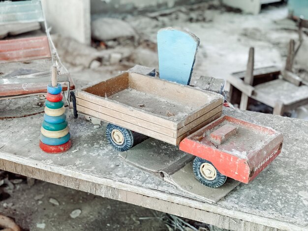 Juguetes para niños cubiertos de polvo y escombros en las ruinas de una casa abandonada Abandonada y destruida