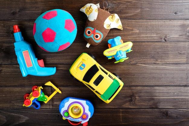 Foto juguetes para niños en la vista superior de fondo de madera