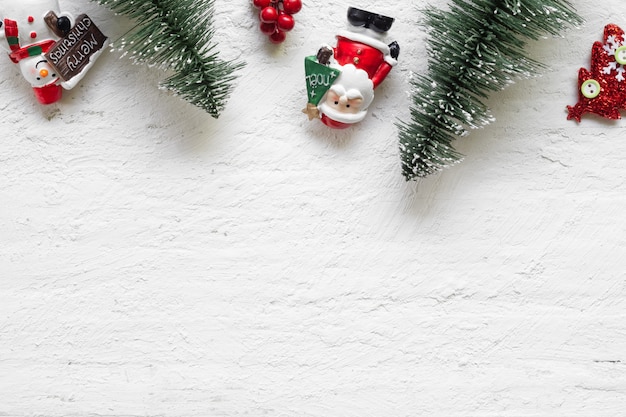 Juguetes y ornamentos de la decoración de la Navidad en fondo de madera blanco rústico.