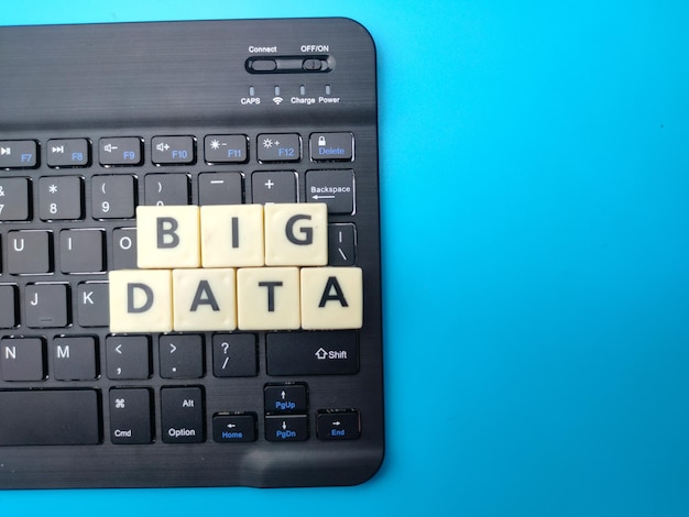 Juguetes palabra y teclado con la palabra BIG DATA