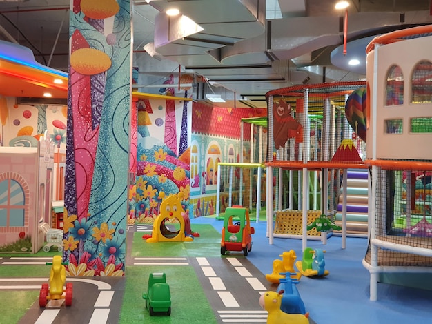 Juguetes de patio de recreo coloridos para niños vacíos que juegan en la arena
