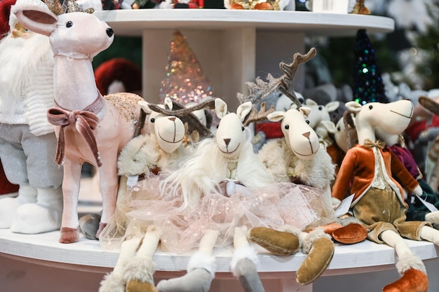 Juguetes de peluche de Navidad en el estante del supermercado