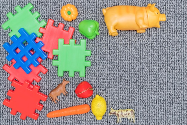 juguetes de plástico para la granja en la alfombra en forma de marco