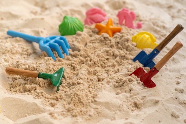 Juguetes de playa en la arena en verano.