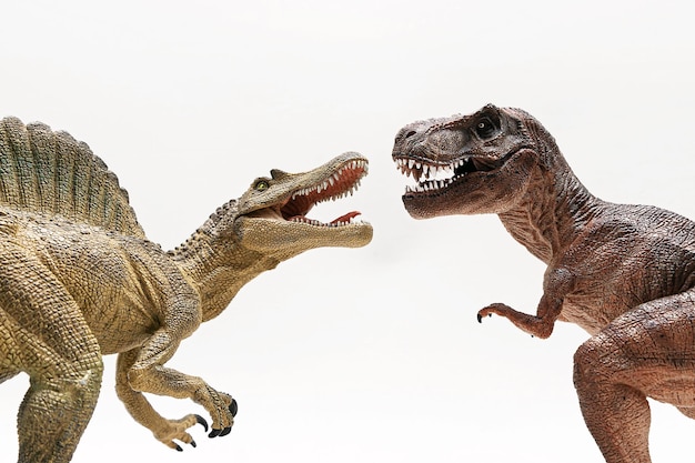 Juguetes realistas Tyrannosaurus y Spinosaurus están uno al lado del otro