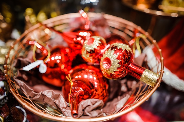 Juguetes rojos de Navidad en una caja