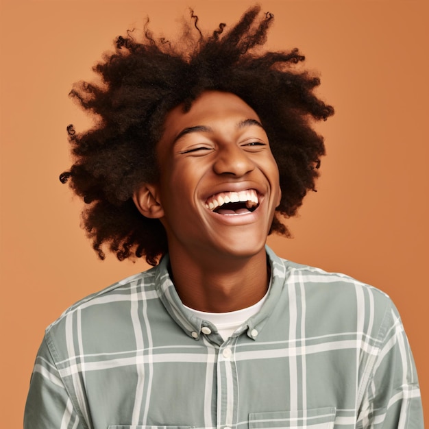 Un juguetón adolescente afroamericano de la Generación Z con el cabello rizado hace un guiño mostrando sus dientes blancos perfectos en un retrato en primer plano sobre un fondo beige