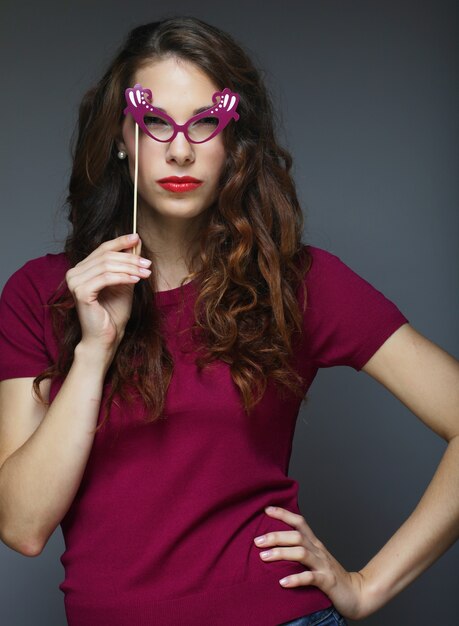 Juguetón joven con gafas postizas, listo para la fiesta