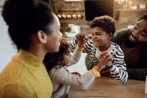 Juguetona familia afroamericana divirtiéndose en casa