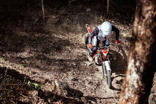 Juicios de motos y competencia en salvaje