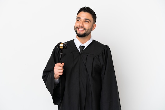 Foto juiz árabe isolado no fundo branco pensando em uma ideia enquanto olha para cima