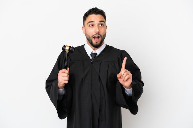 Foto juiz árabe isolado no fundo branco tendo uma ideia apontando o dedo para cima
