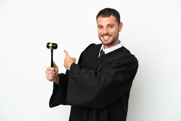 Foto juiz homem caucasiano isolado no fundo branco apontando para trás