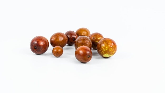 Jujube-Frucht. Gruppe von rohen Bio-Jujube-Früchten isoliert auf weißem Hintergrund