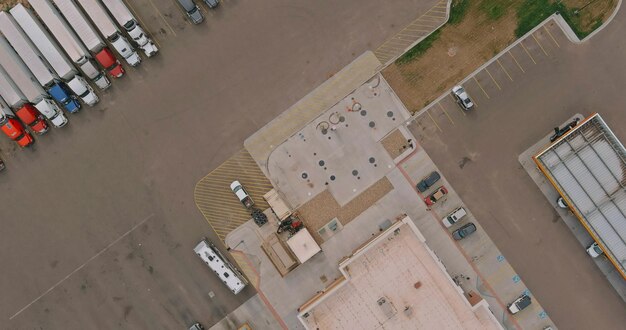 Juli amarillo texas usa draufsicht autoparkplatz lkw-stopp auf rastplatz in der autobahn lastwagen stehen i