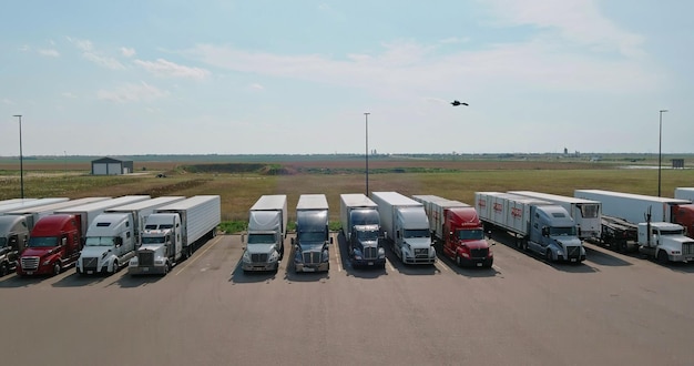 juli amarillo texas usa luftbild mit rastplatz für schwere lastwagen in der nähe der autobahn