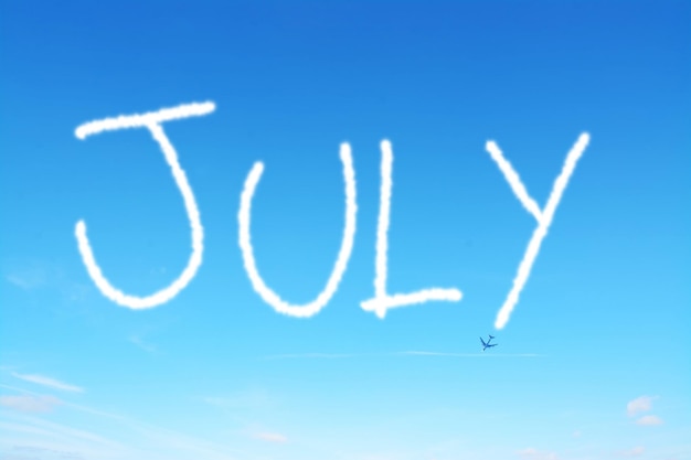 Juli mit Kondensstreifen in den Himmel geschrieben