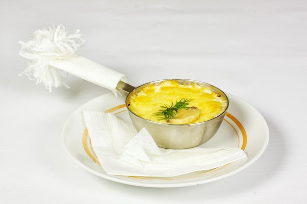 Julienne mit Henne und Pilzen