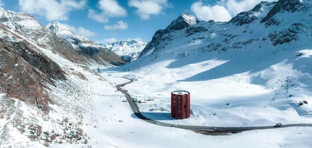 Julier Theaterturm auf dem Julierpass im Winterkanton Graubünden