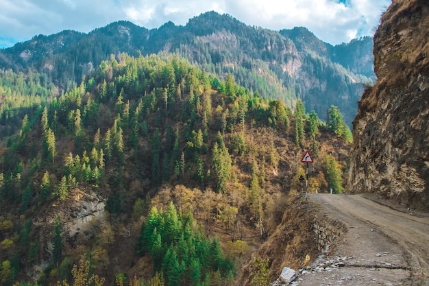 Jumla Karnali Village Tibetische Berge Himalaya Nepal Wald und gefährliche Straße