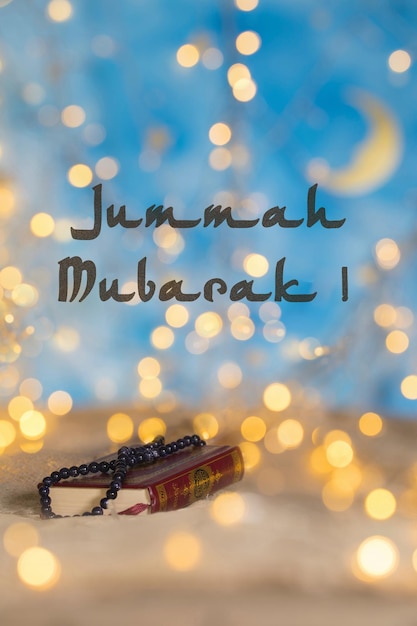 Jummah Mubarak Abençoada Sexta-feira Livro Sagrado do Alcorão e contas de oração nele