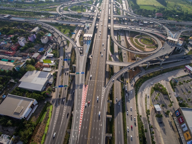 Junção de rodovia movimentada da vista aérea