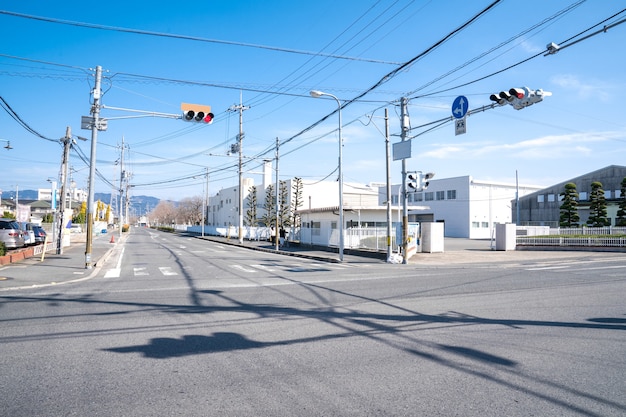 Junção japonesa com semáforo e poste e cabo elétrico, mas sem carro na rua