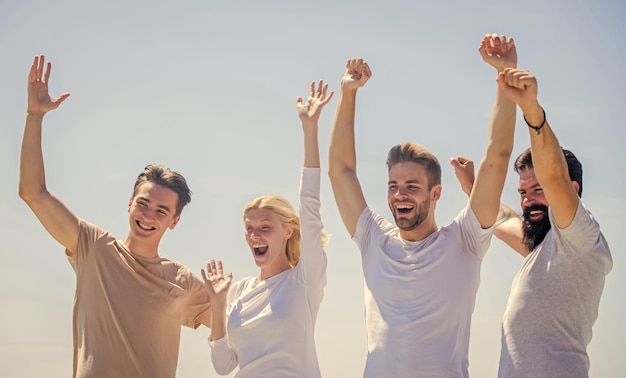 Foto jung und frei erfolg und leistung fröhliche menschen kommunizieren networking-konzept männer frau kommunizieren himmelshintergrund kommunikative fähigkeiten menschliche kommunikation freiheitskonzept