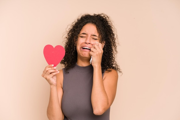 Junge afrikanisch-amerikanische Frau, die nach Liebe weint, Valentinstag-Konzept