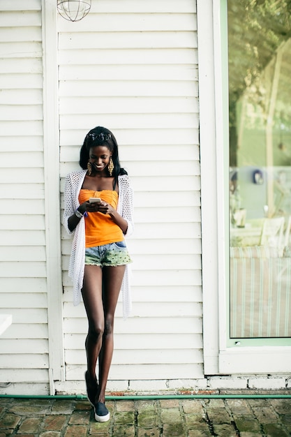 Junge afrikanische Frau mit Handy