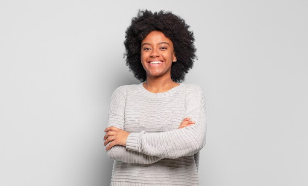 junge Afro-Frau gegen isolierte Wand