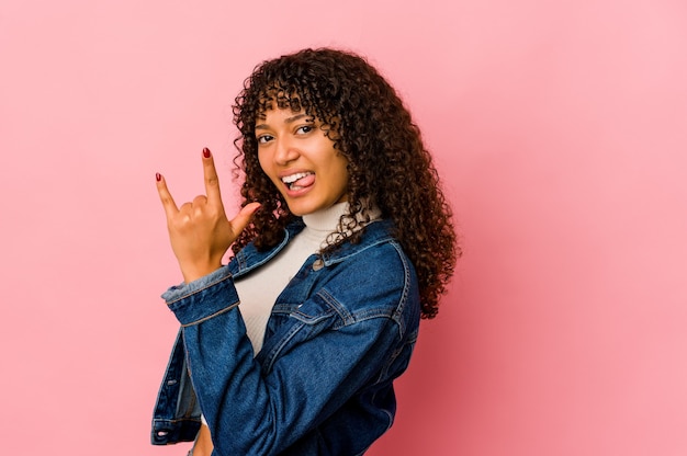 Junge Afro-Frau isoliert, die Rockgeste mit den Fingern zeigt