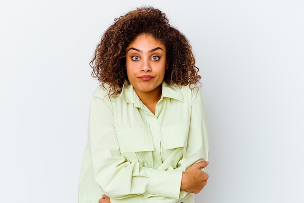 Junge Afroamerikanerfrau auf weißen Achselzucken Schultern und offenen Augen verwirrt.