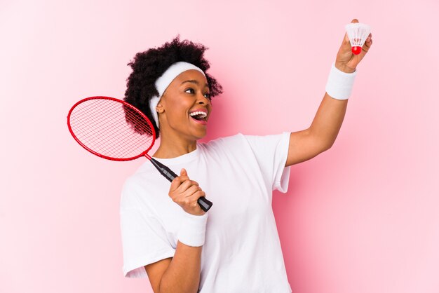 Junge Afroamerikanerfrau, die Badminton spielt