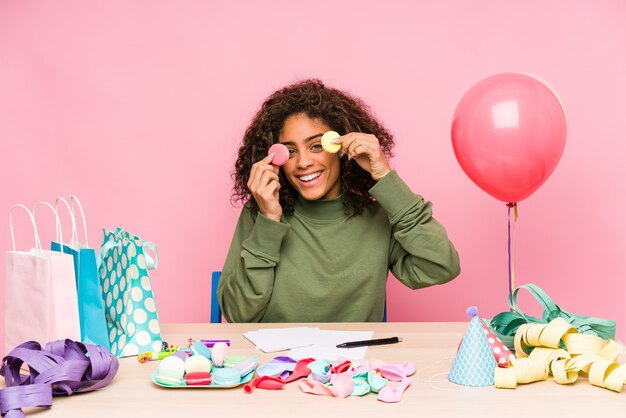 Junge Afroamerikanerfrau, die einen Geburtstag plant